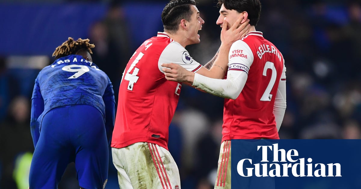 Héctor Bellerín leaves it late to secure 10-man Arsenal a draw at Chelsea