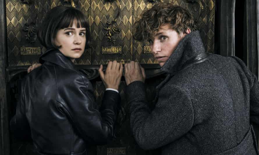 Katherine Waterston and Eddie Redmayne in Fantastic Beasts: The Crimes of Grindelwald