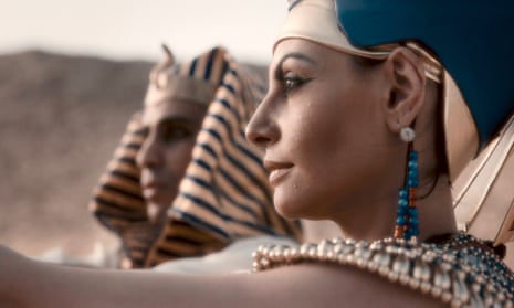 Was Nefertiti buried with her son?