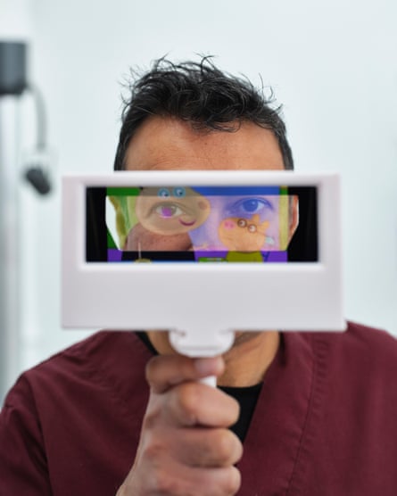 Shah segurando o equipamento do optometrista