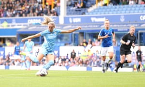 Janine Beckie makes it two for Manchester City.