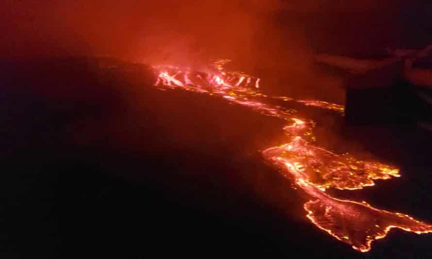 Una vista aérea muestra lava que fluye de la erupción volcánica del monte Nyiragongo