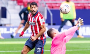 Luis Suárez loses out to Sergio Asenjo in Atlético Madrid’s draw with of Villarreal.