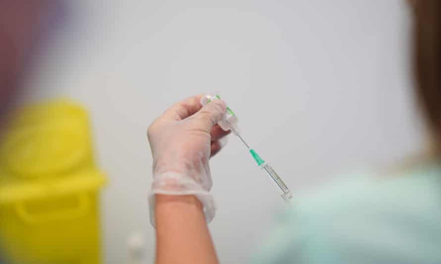 Un vaccin Pfizer / BioNTech Covid-19 en préparation à York en décembre.