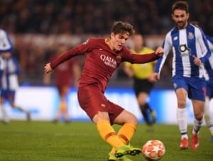 Nicolo Zaniolo of Rome is training in the first goal.