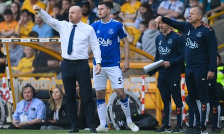 Sean Dyche di pinggir lapangan di Molineux