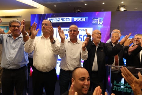 Supporters of the Joint List applauding.