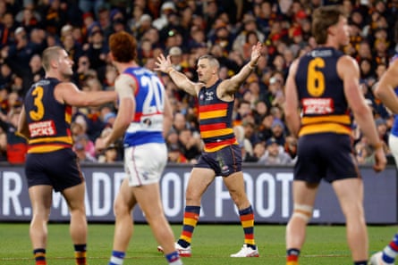 Taylor Walker signs off from playing at Adelaide Oval in style as the Crows defeat the Bulldogs in an AFL elimination final