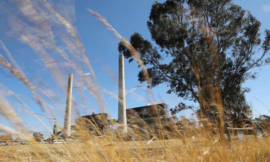 Extending the life of Liddell power station would cost $900m and jeopardise new renewable projects, a report claims.