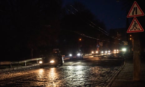 Темна вулиця в місті Лів посеред відключення електроенергії після ракетних ударів по енергетичній інфраструктурі