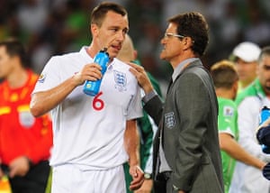 John Terry y Fabio Capello en la Copa del Mundo de 2010. Capello despidió a Terry como capitán, pero el defensor continuó siendo una figura clave para Inglaterra.