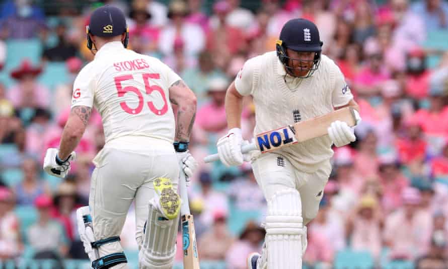 Ben Stokes, po lewej, i Jonny Bairstow biegli między bramkami w drodze do Partnerstwa 128.