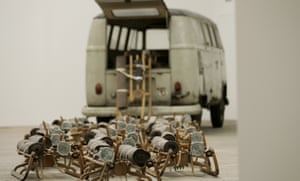 Schlitten, die einem Rudel Hunde ähneln, stürzen in The Pack, einem Werk von Joseph Beuys aus dem Jahr 1969, von der Rückseite eines VW-Lieferwagens