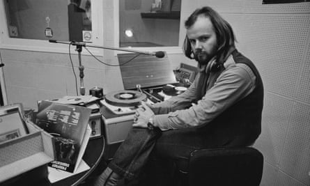 John Peel im Studio.