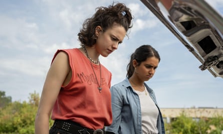 Margaret Qualley and Geraldine Viswanathan in Drive-Away Dolls.