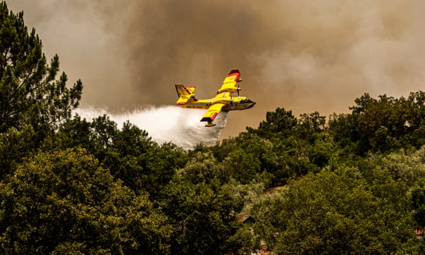 Un avion de lutte contre les incendies Canadair CL-415 d'Italie participe aux opérations de lutte contre les incendies à Gesteira de Baixo le 14 juillet 2022 à Pombal, au Portugal