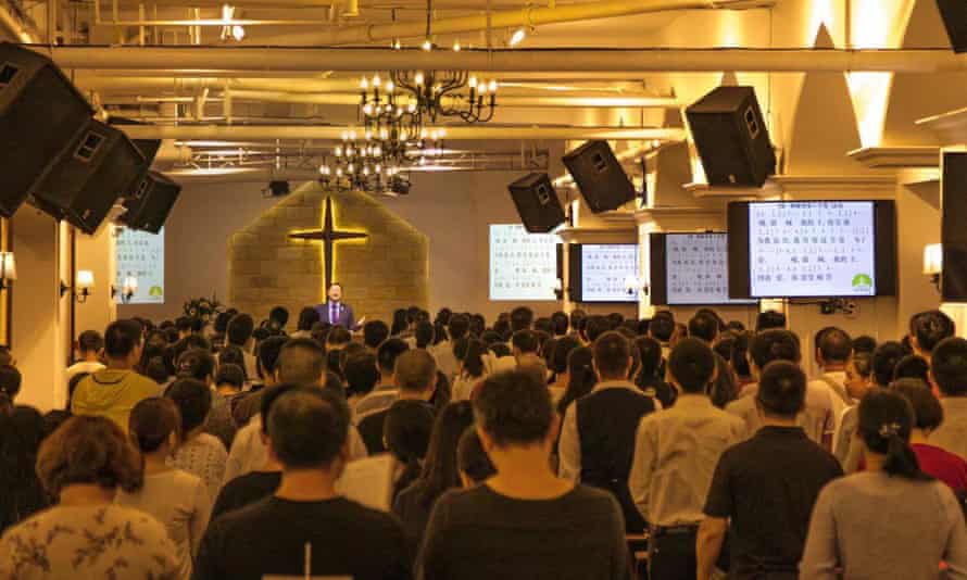 Os membros da Early Rain Covenant Church oram durante uma reunião em sua igreja antes de ser fechada em dezembro de 2018.