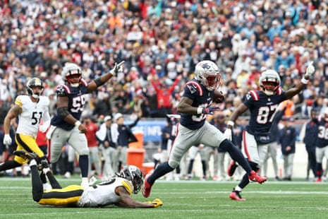 Henderson scores a touchdown against the Steelers.
