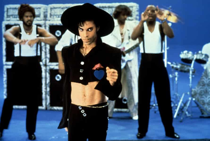 Prince on the set of the Montagnes video