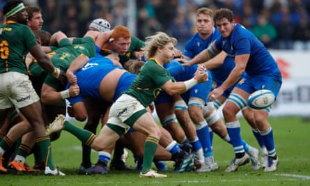 Faf de Klerk of South Africa passes from the back of a scrum during the Test against Italy.