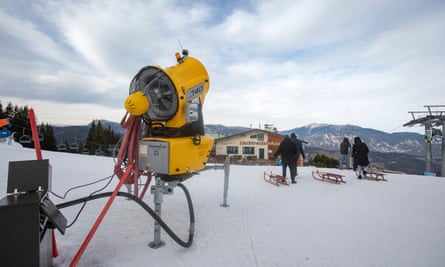 Many European ski resorts use an automated mode of snowmaking.