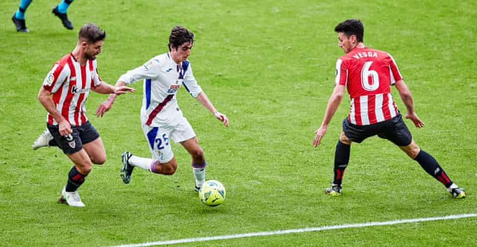 Bryan Gil weaves between two Athletic Bilbao players during Eibar’s game there in March.