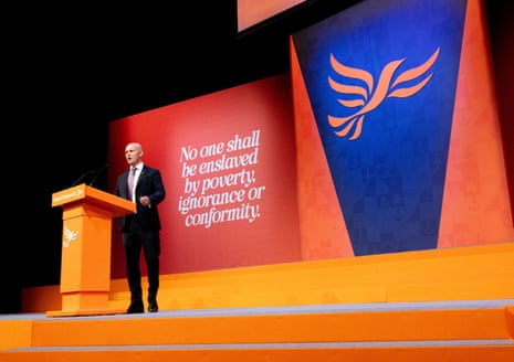 Ο Max Wilkinson μιλώντας στο συνέδριο Lib Dem στο κέντρο του Μπράιτον,