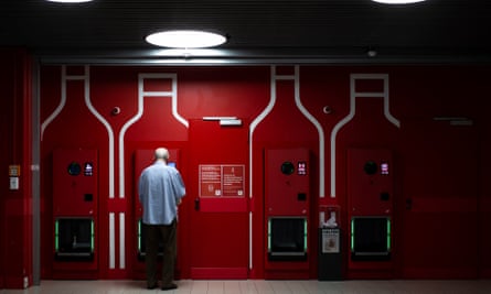 Ein Mann benutzt einen Rücknahmeautomaten