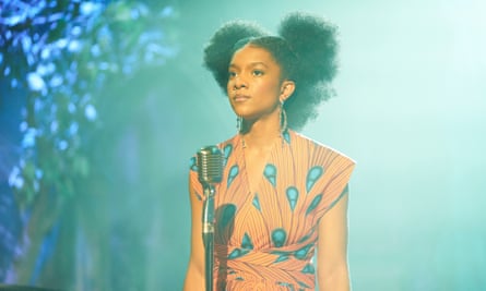 Devon'ye (Kendra Brown) in Boarders.