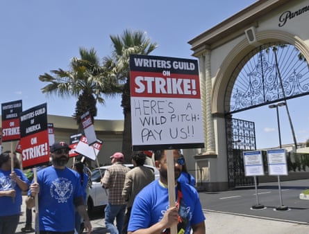 For the archetypal  clip  successful  15 years, writers walked picket lines astatine  Paramount Pictures for amended  pay.