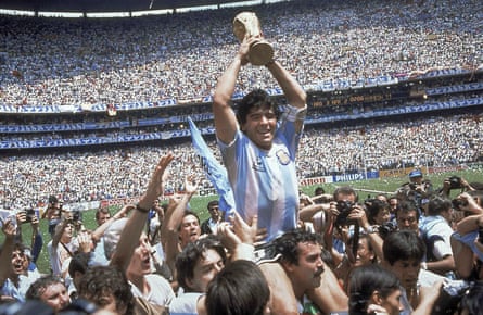 Diego Maradona remporte la Coupe du monde après que l'Argentine ait battu l'Allemagne de l'Ouest 3-2 en finale.