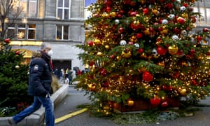 Pieszy spaceruje po Kurfürstendamm w Berlinie przed Bożym Narodzeniem.