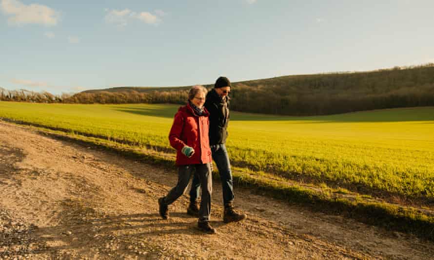 Deux promeneurs se dirigent vers le village de Firle