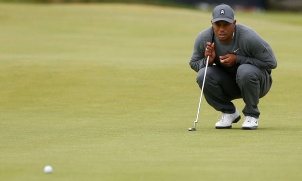 Tiger Woods aligne un tir sur le deuxième trou lors de la première journée de l'Open Championship 2015 à St Andrews.