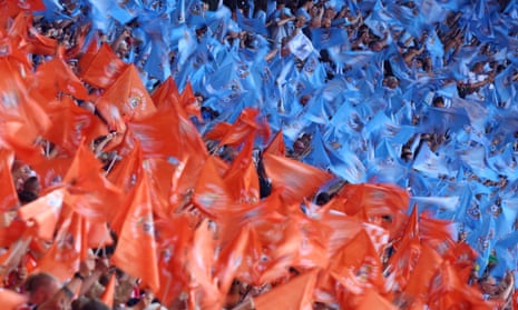 Penggemar Coventry City dan Luton Town di dalam stadion sebelum pertandingan.