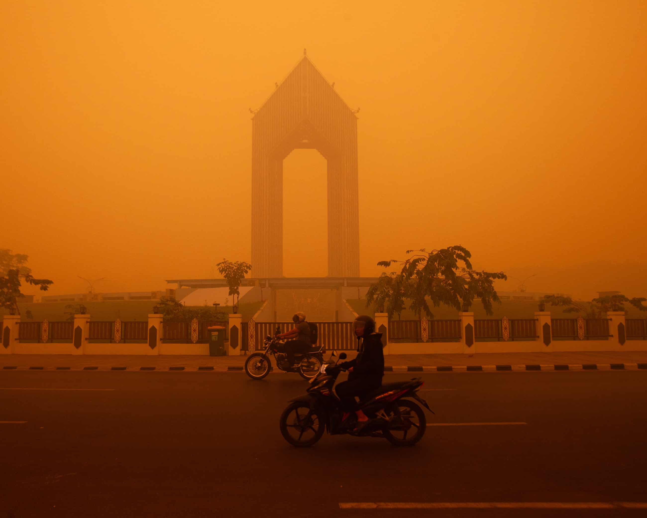 Photo: The Guardian Lee confirms schools will stay open despite haze