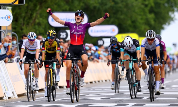 Demi Vollering crosses the line to win the La Course in 2021
