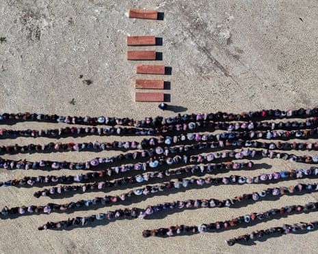 उत्तर-पूर्वी सीरिया के डेर अल-ज़ौर प्रांत के अल-सौर गांव में उनके अंतिम संस्कार में शोक मनाने वाले लोग अल-जालिब परिवार के छह सदस्यों के ताबूतों पर प्रार्थना करते हैं - जो पिछले बुधवार को बेरूत में इजरायली हमलों में मारे गए थे।