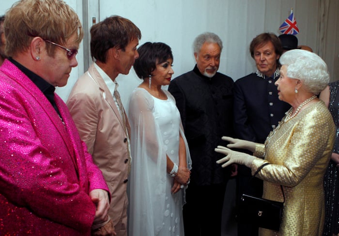 ملکه الیزابت با التون جان، کلیف ریچارد، شرلی باسی، تام جونز و پل مک کارتنی در پشت صحنه در جشن Diamond Jubilee در کاخ باکینگهام در ژوئن 2012 ملاقات می کند.