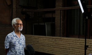 گپالان بالاچاندران در 12 آگوست 2020 با رسانه ها در نزدیکی خانه خود در دهلی نو ، هند صحبت می کند.