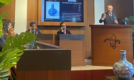 Jean-Pierre Osenat conducts the auction of a tianqiuping-style vase in Fontainebleau near Paris.