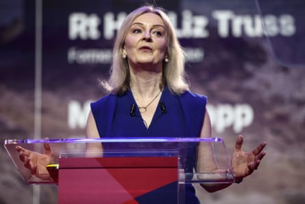 Liz Truss gesturing connected shape down a podium