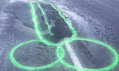 In order to draw attention to a number of potholes on Kahikatea Flat Road, Geoff Upson drew large green penises around the potholes. 