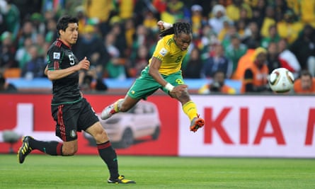Siphiwe Tshabalala marque un crieur lors du match d'ouverture de la Coupe du monde 2010
