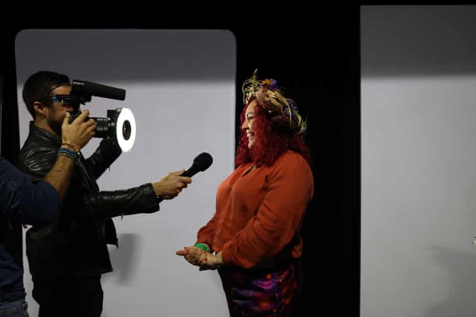 Natalie Cunningham, proprietaria e CEO di Native Swimwear Australia, parla ai media