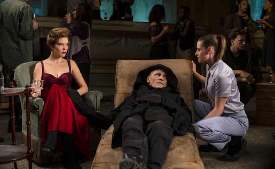 Viggo Mortensen, centre, with Léa Seydou, left, and Kristen Stewart in Crimes of the Future
