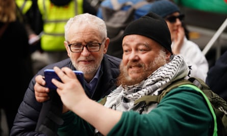 A bearded protester takes a selfie with Jeremy Corbyn