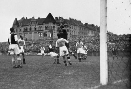 Le gardien du FK Austria s'empare du ballon lors de son quart de finale de la Coupe Mitropa contre le Slavia Prague en 1935.