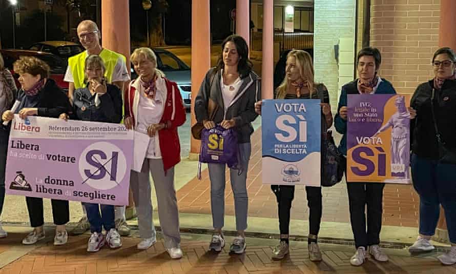 San Marino’s abortion referendum reveals social fissures 1 Pro-choice campaigners hold up 'Si' ('Yes') signs in favour of legalising abortion in San Marino’s referendum.