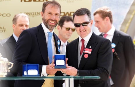 Ο Sir Gareth Southgate χαρίζει το τρόπαιο για τους Queen Mary Stakes στον νικητή εκπαιδευτή Aidan O'Brien.